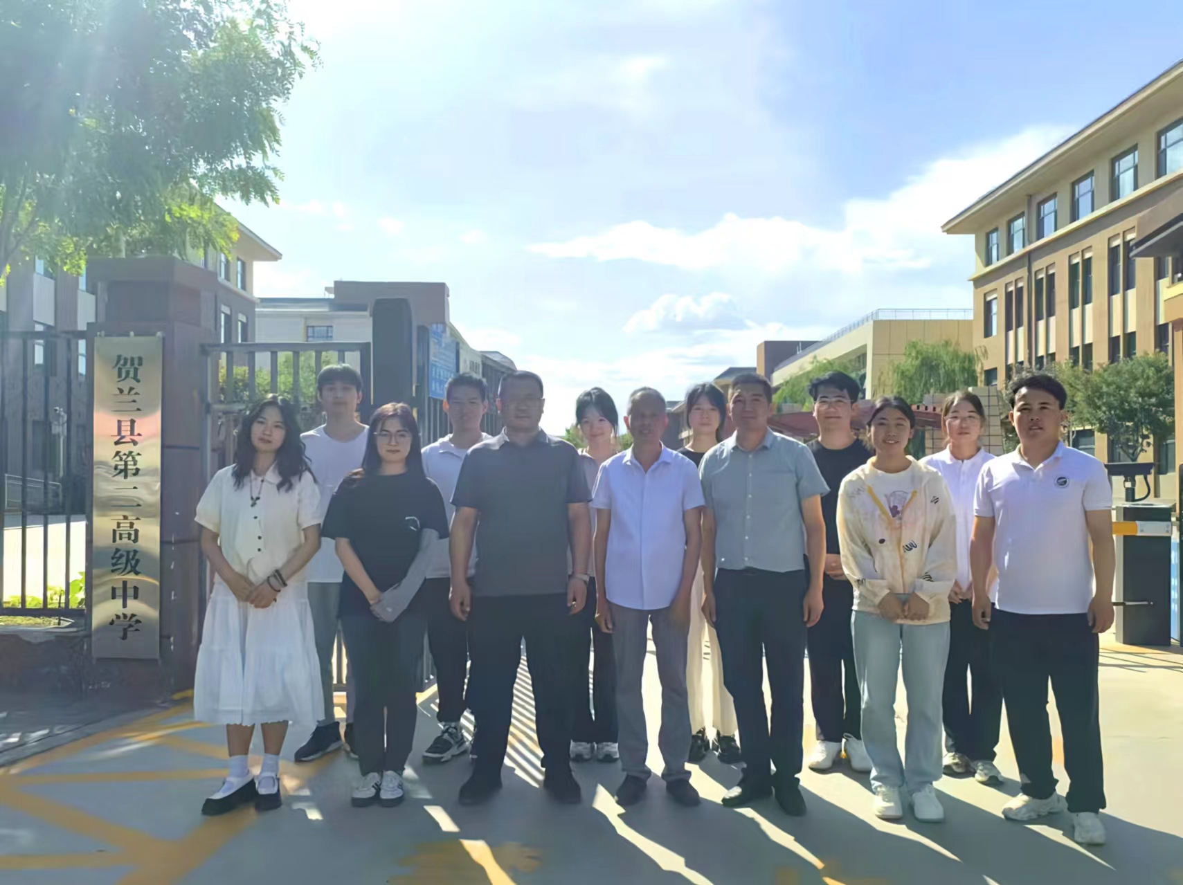 MG冰球突破官方网站资助政策宣讲小组与贺兰县教育体育局老师合影